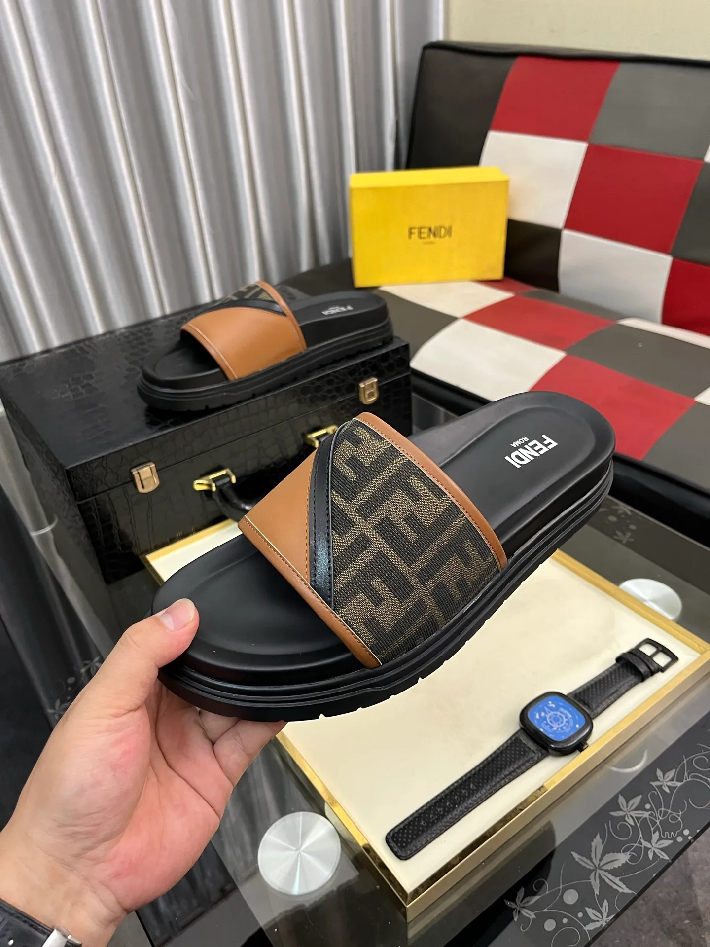 Men's men's shoes💰320⌚️⌚️FENDI Fendi slippers and sandals are shipped💄How can this summer be without the blessing of little monsters💄Original imported special hardware decorative pattern➕Original private model outsole! Details determine success or failure, good quality is not afraid of magnifying details! It feels super comfortable on your feet! This summer you need a pair of trendy, cool and comfortable sandals👣 Standard size: 38-443️⃣Colors available